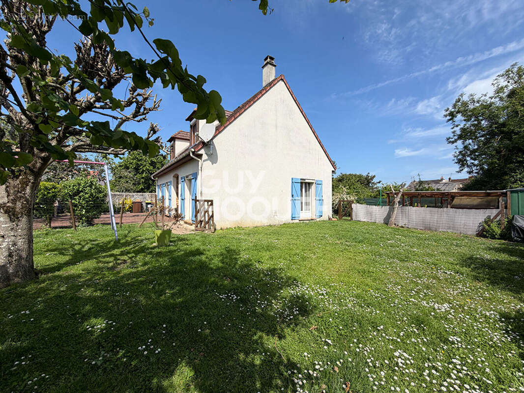 Maison à LE COUDRAY-MONTCEAUX