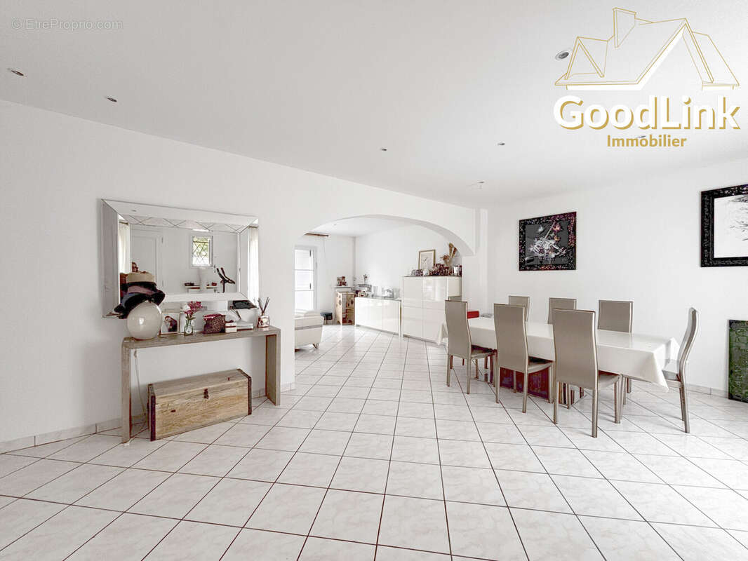 Maison 200 m² à Romainville  - photo 7