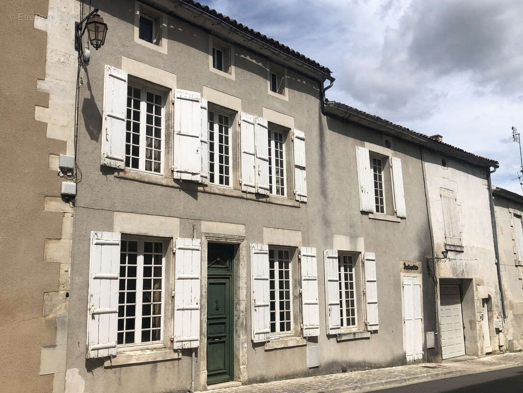 Maison à BARBEZIEUX-SAINT-HILAIRE