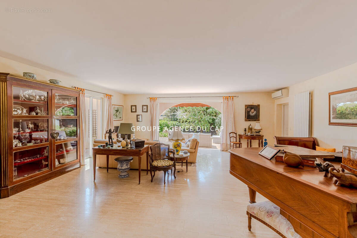 Villa familiale avec piscine à quelques pas de la mer et du centre de boulouris - photo 3