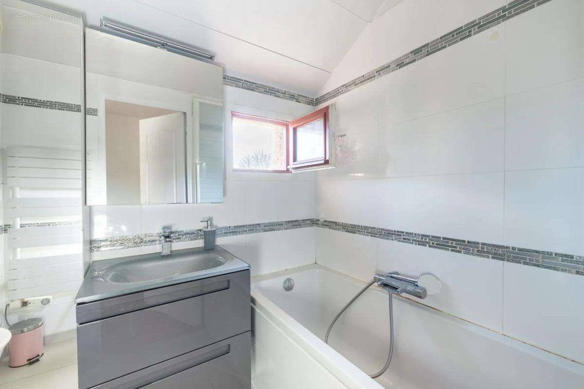 Maison à JOUY-LE-MOUTIER