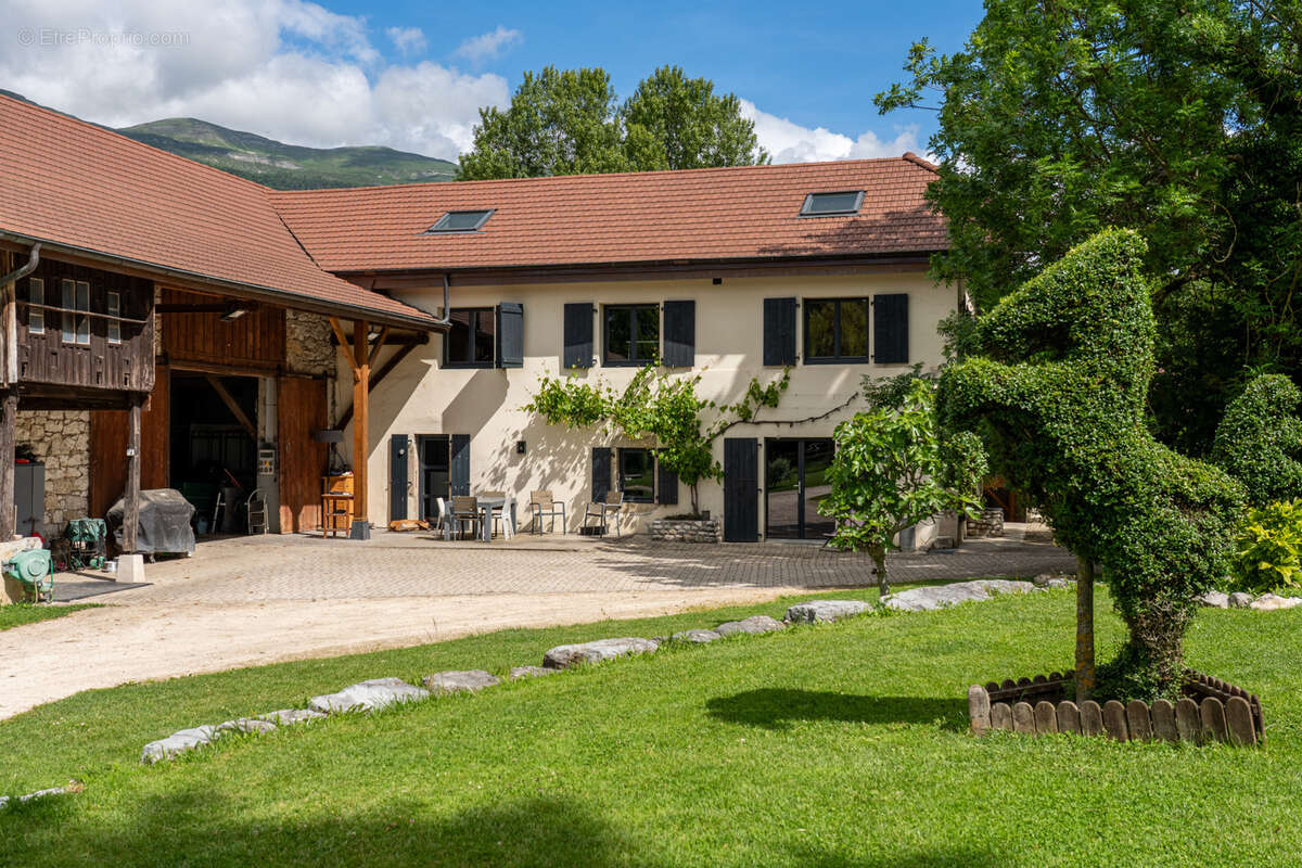 Maison à SAINT-GENIS-POUILLY