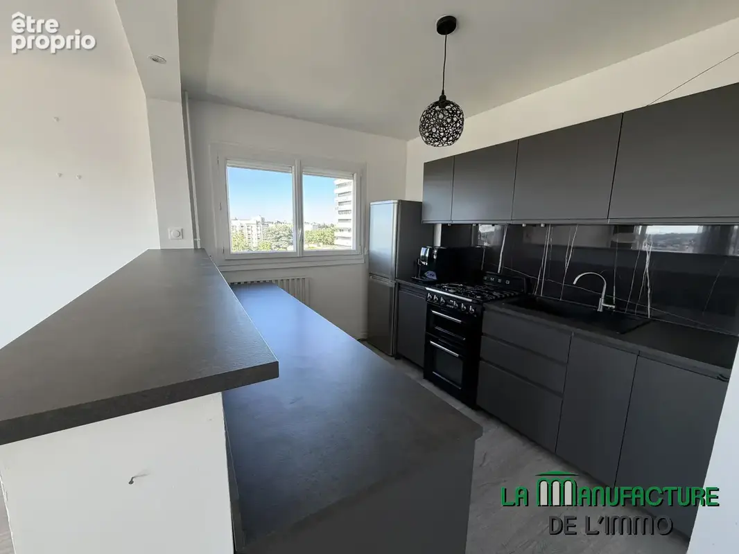 Appartement F4 - 85,37M2 - Balcon - Cave - Parking - Saint-Etienne/ Portail Rouge - photo 2