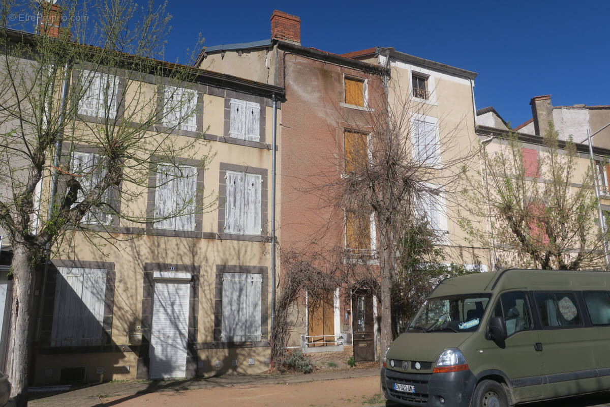 Maison à MARINGUES