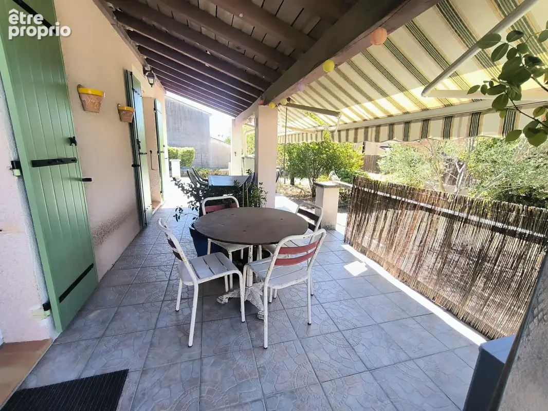 Maison de plain-pied avec jardin arboré, terrasse et dépendance - photo 11