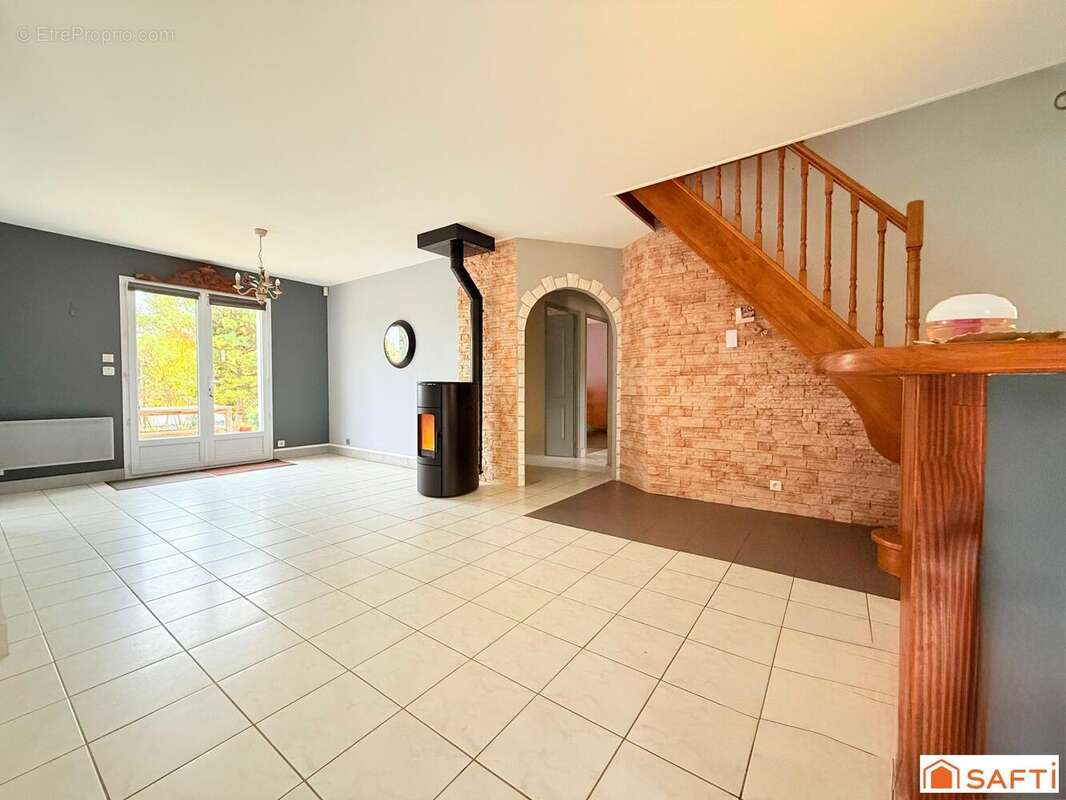 Maison 118 m² à Beaumont-La-Ronce  - photo 3