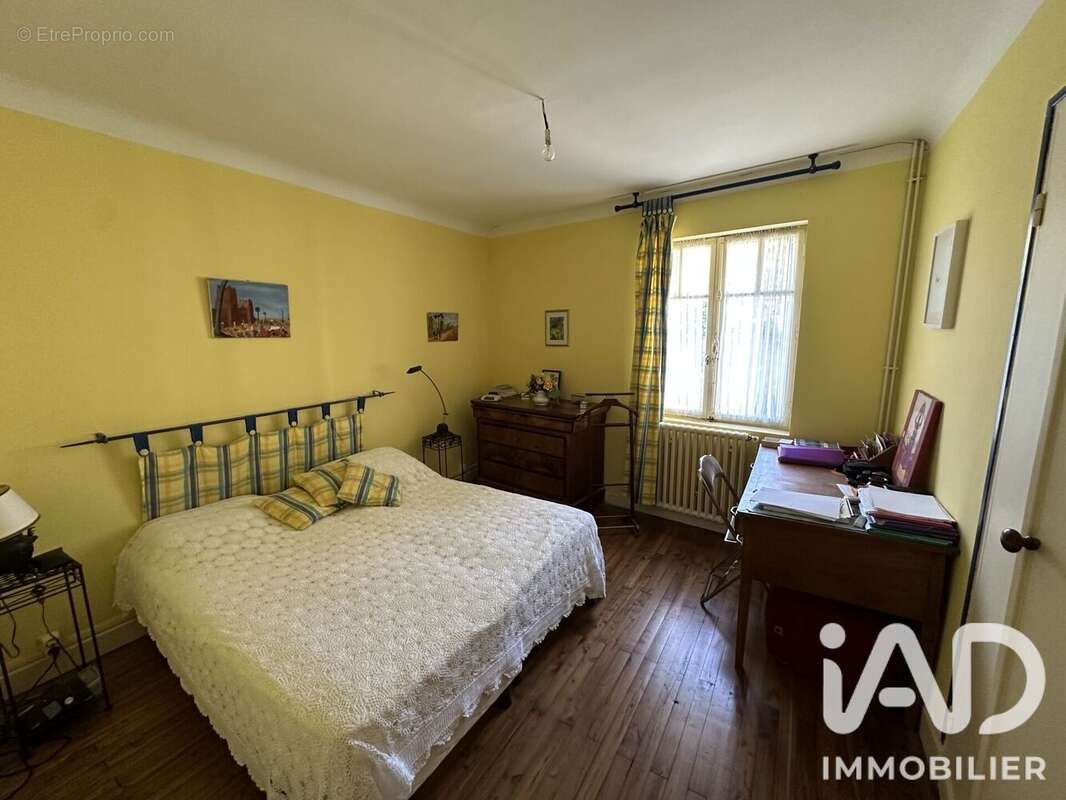 Maison 259 m² à Villiers-Couture  - photo 9