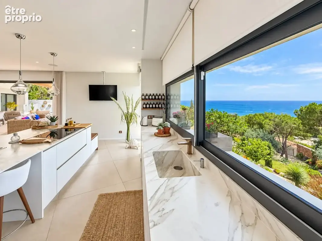 Saint-Clair Sud  Villa contemporaine d'exception avec piscine, jacuzzi et panorama spectaculaire sur la Méditerranée. - photo 2
