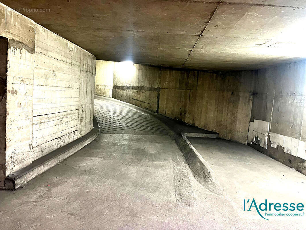 Parking à PARIS-11E