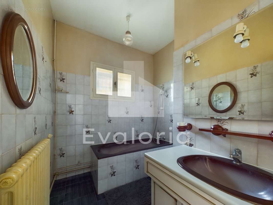 Salle de bain de 5,50 m², non aveugle, avec baignoire, bidet et meuble vasque.