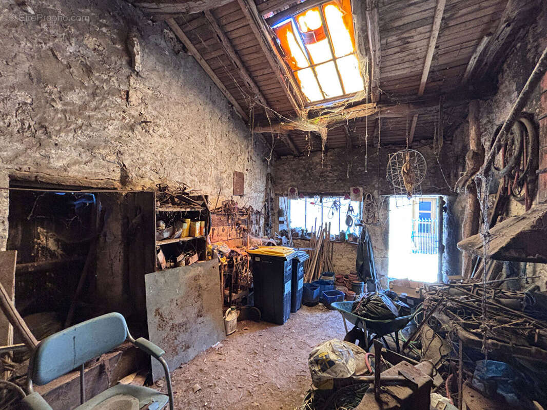 Deux granges avec dépendances et jardin offrant un fort potentiel de rénovation - photo 7