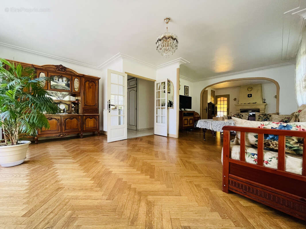 Maison à SAINT-PANTALEON-DE-LARCHE