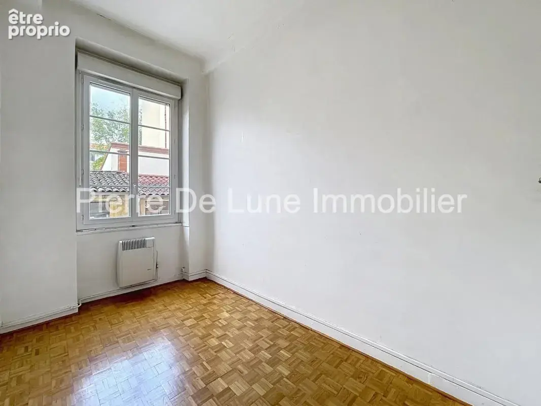 LYON 4e – CROIX-ROUSSE  Une adresse privilégiée au cœur du quartier - photo 6