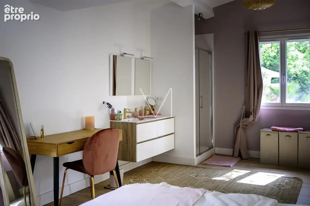Maison entièrement rénovée et lumineuse de 170m2 avec vue dégagée, proche du village à pied. - photo 14