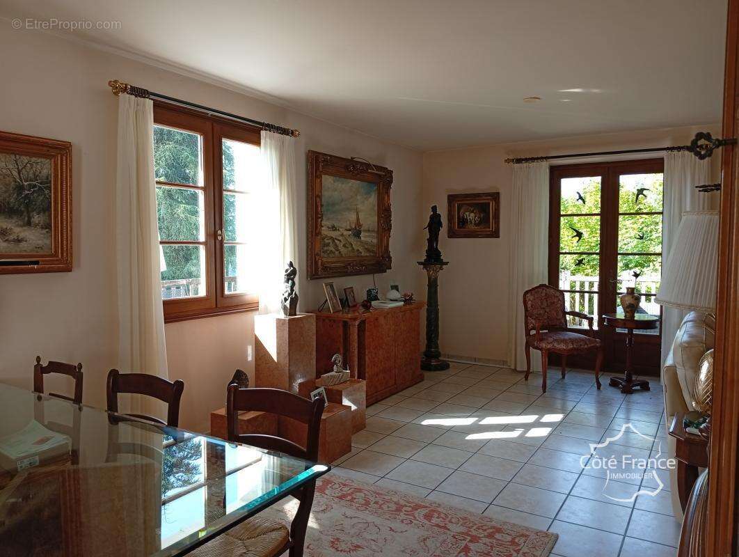 Maison à LA ROCHE-CANILLAC