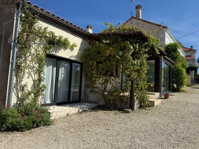 Maison à SAINT-SORLIN-DE-CONAC