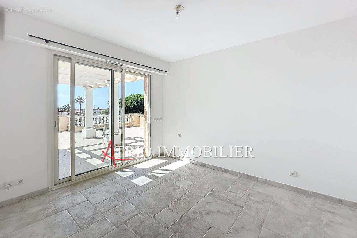 Appartement à SAINT-LAURENT-DU-VAR