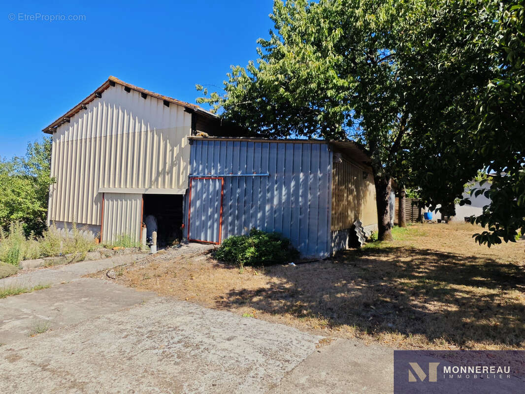 Maison de plain pied avec 500 m2 de dependances - photo 14