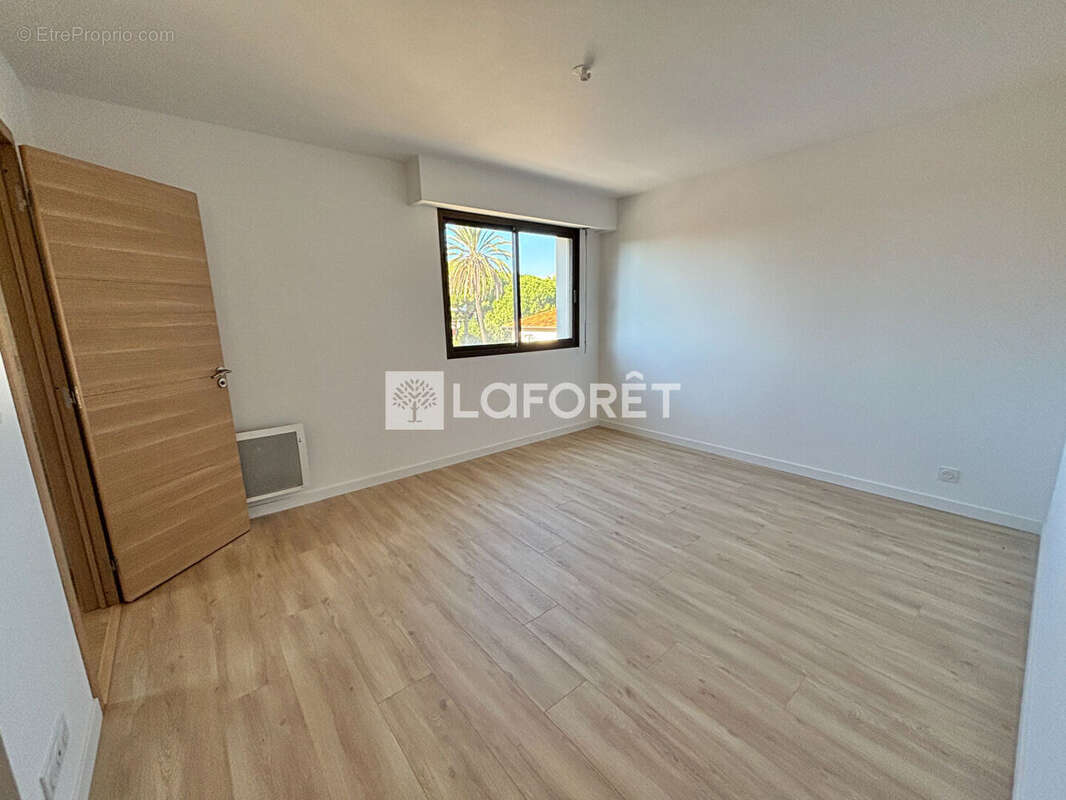 Appartement à SAINT-LAURENT-DU-VAR