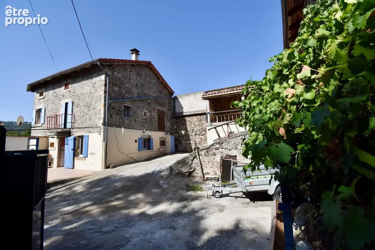 Un véritable petit fief en pierre, à l’abri des regards, offrant un cadre rare et un beau potentiel d’aménagement - photo 7