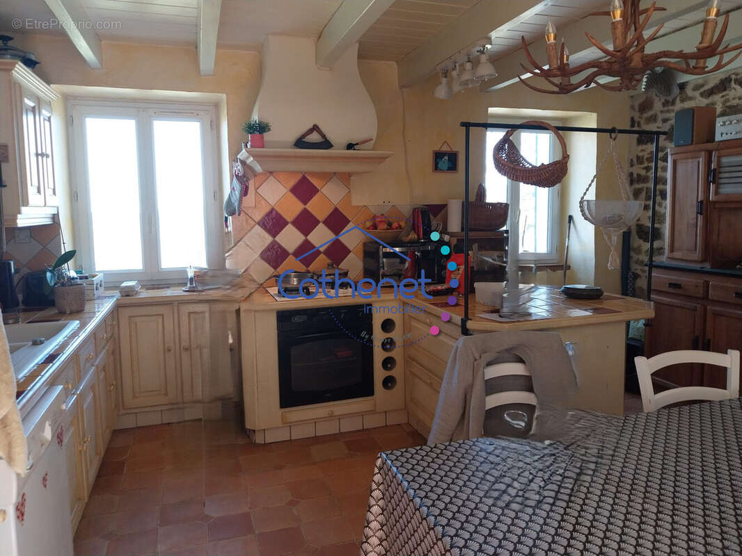 Maison à SAINT-CLEMENT-DE-VERS