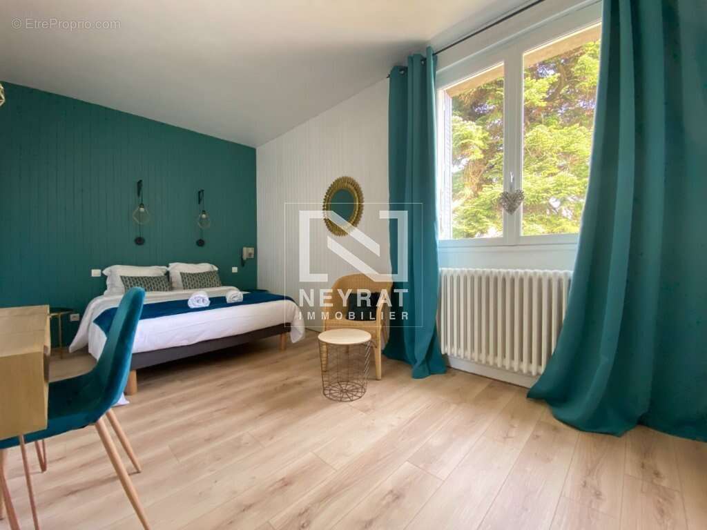 Commerce à PARAY-LE-MONIAL