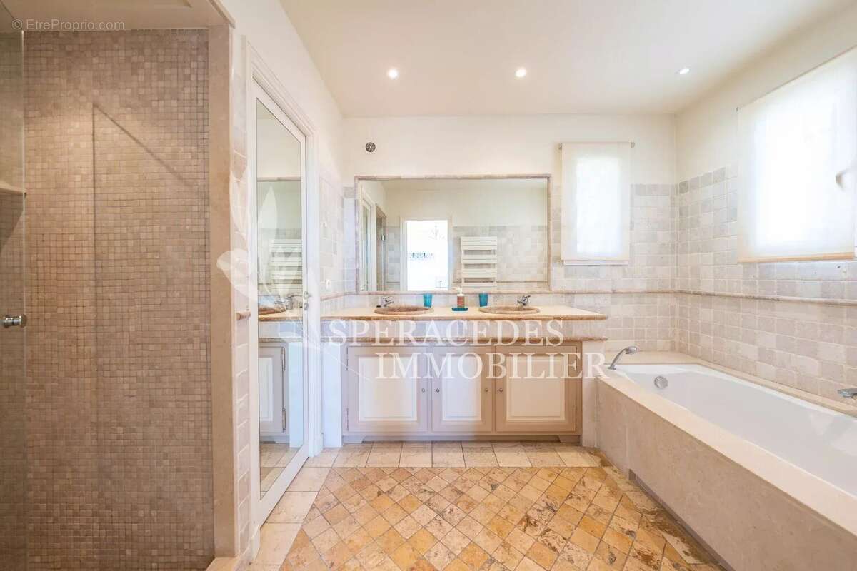 Maison à TOURRETTES-SUR-LOUP