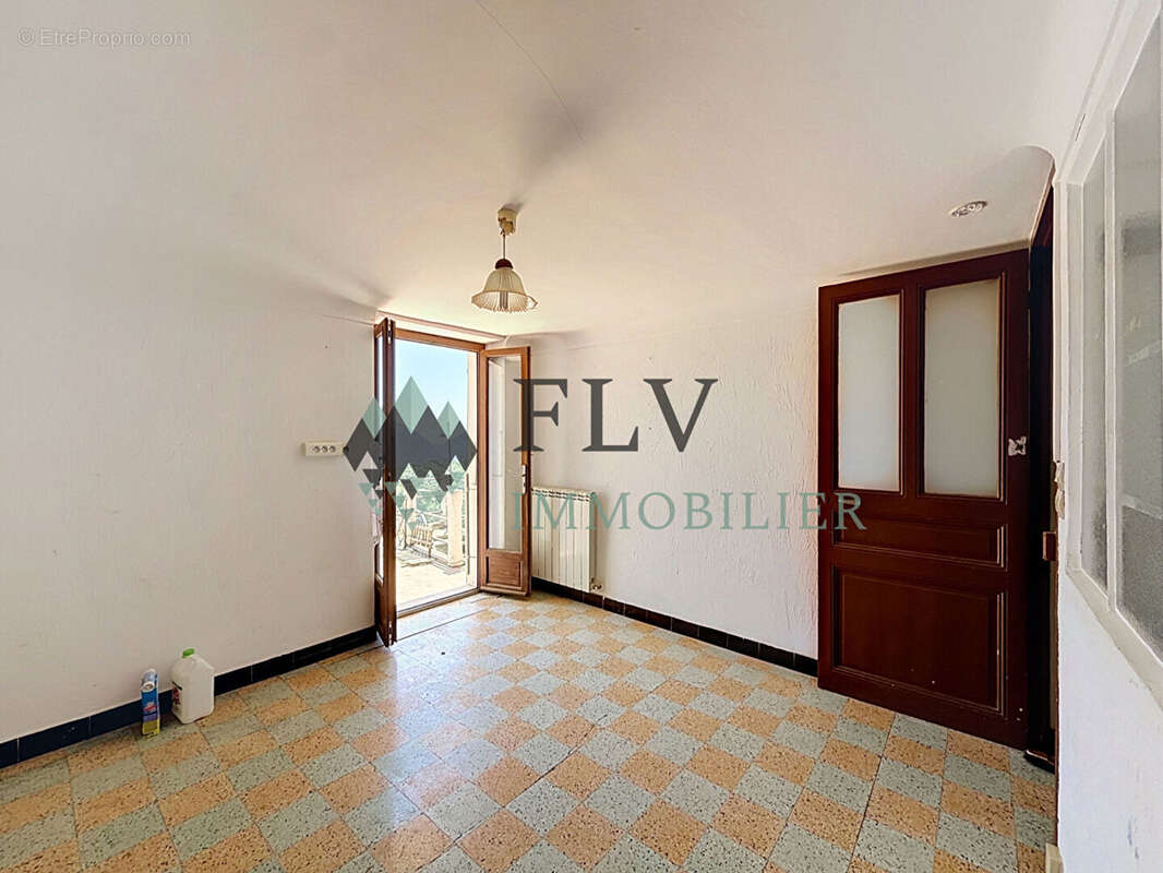 À vendre - Appartement avec terrasse et fort potentiel à La Tour-sur-Tinée - photo 4