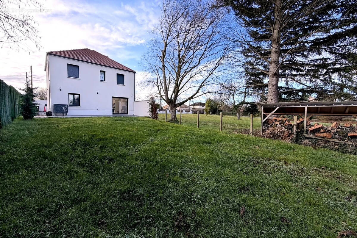 Maison à FEROLLES-ATTILLY