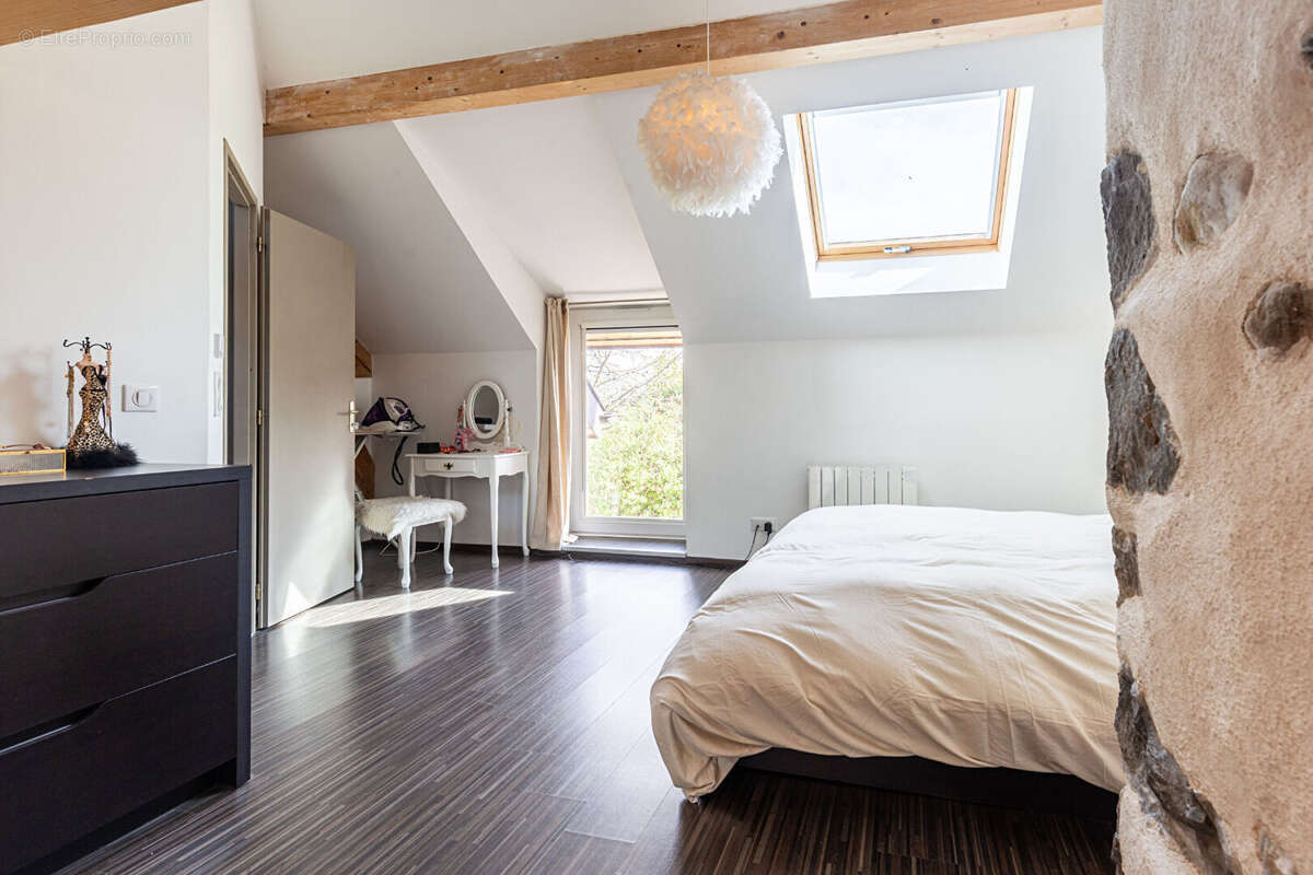"amarante" - co-exclusivite laforet - mesigny - maison t5 de 161,07 m² - terrain de 394 m² - dpe d - photo 11