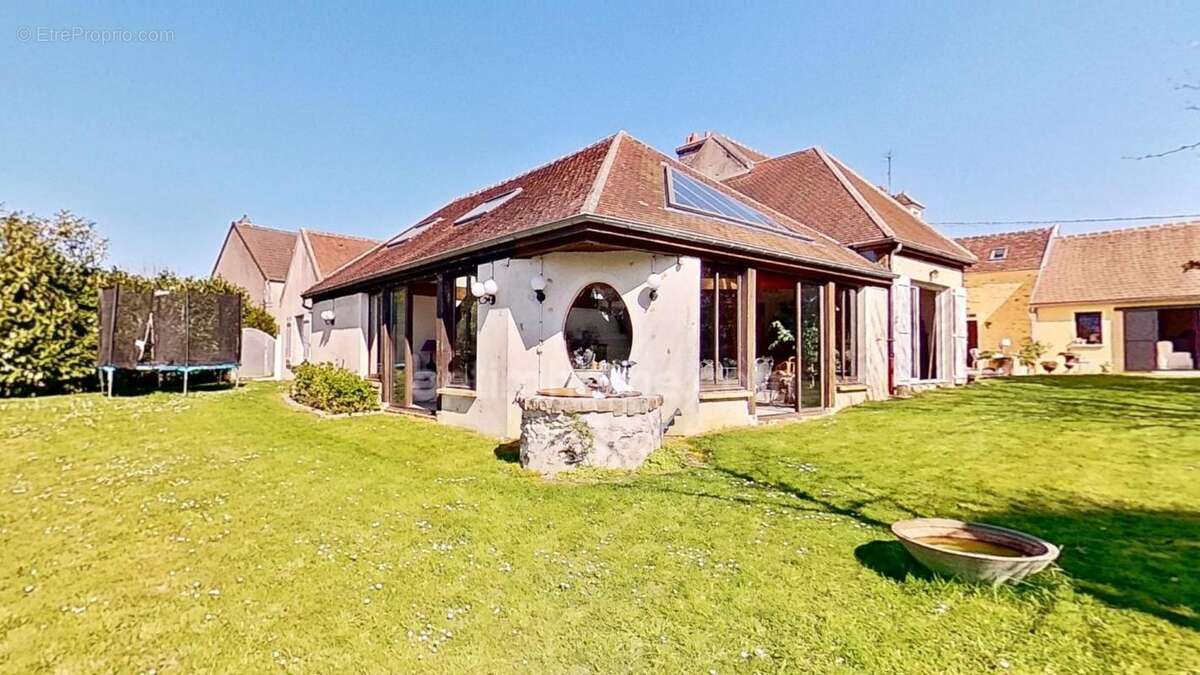 SAINT SIMEON - Longère de 11 pièces avec 2 piscines et 6 chambres sur 8700 m² - photo 2
