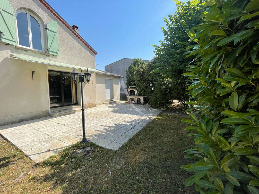 Maison à SAINT-JEAN-DE-BRAYE