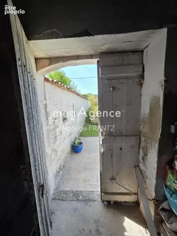 Maison de plain-pied rénovée à Aumagne – 2 chambres, jardin et dépendance - photo 14