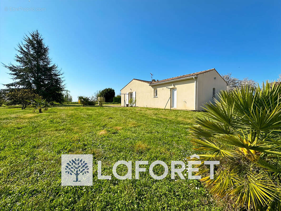 Maison de plain-pied de 2005 de 130 m²  4 chambres sur un terrain 2970 m²  entre GEMOZAC (17260) et MORTAGNE (17120) - photo 9