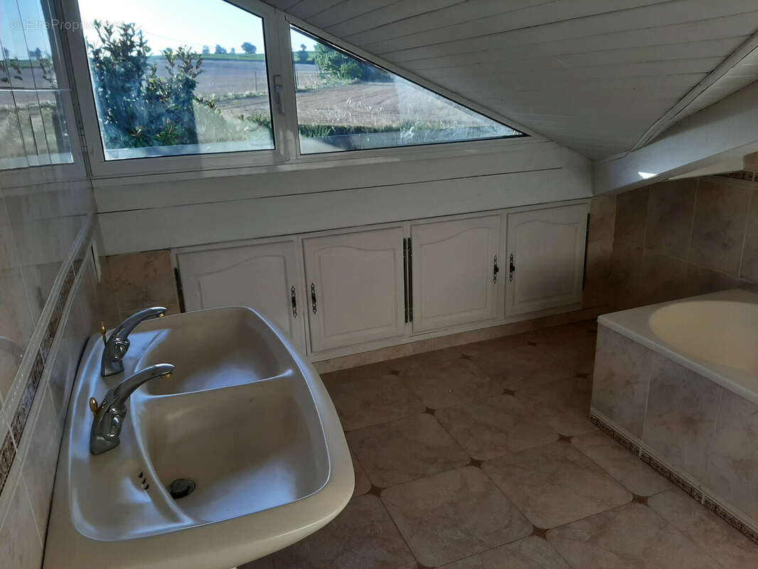 Maison à SAINT-PIERRE-DE-LAGES