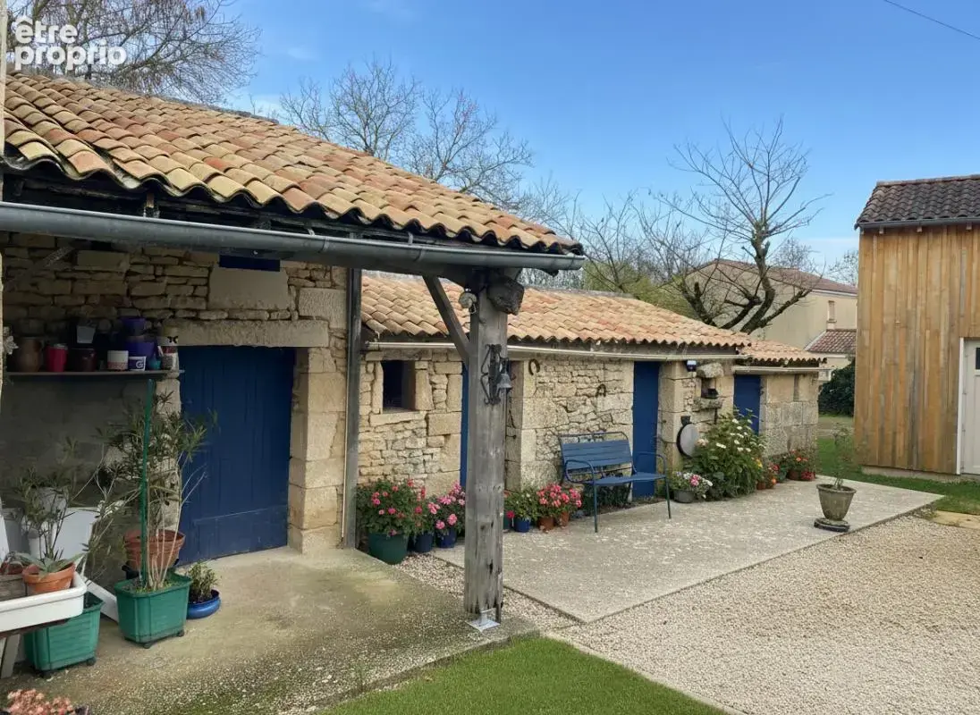 Maison en pierre de caractère avec dépendances  (79260) La Crèche - photo 5