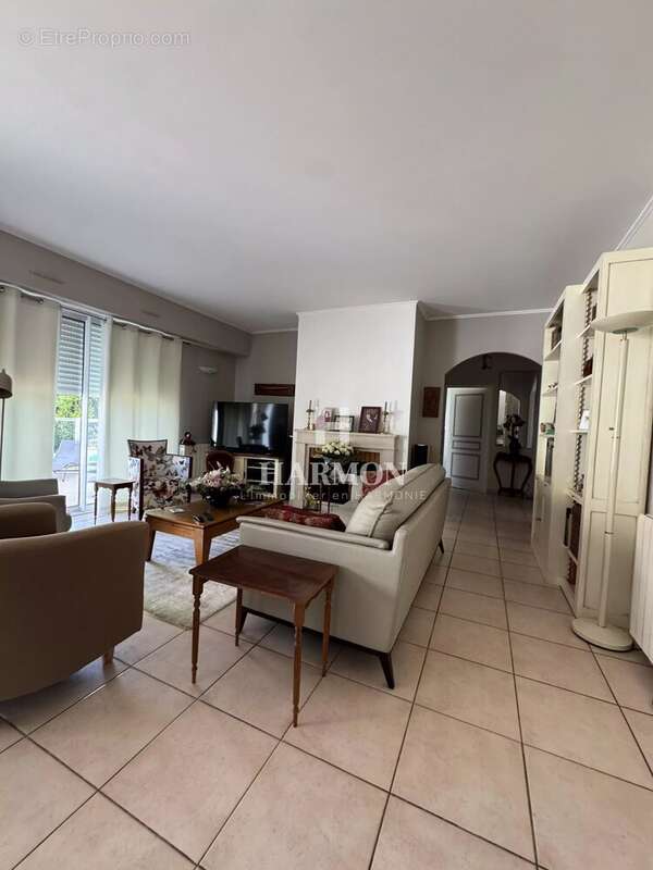 Harmon à vendre :  Élégante maison de plain-pied avec piscine à Pau - photo 5