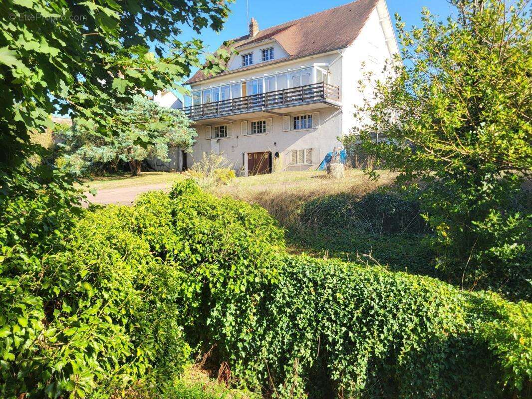 Maison de 226 m2 dans le centre de Courtenay - photo 2