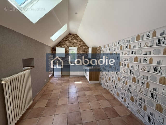 A 5km de Vire, longère en pierres de 70m2 en parfait état sur un terrain de 2000m2. - photo 2