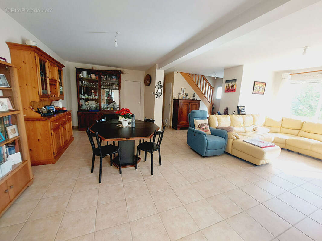 Maison à MONTREUIL-LE-GAST