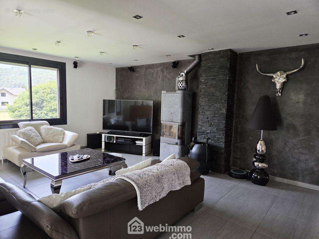 Elle dispose d&#039;une lumineuse et spacieuse pièce de vie de 64m². - Maison à ALBERTVILLE