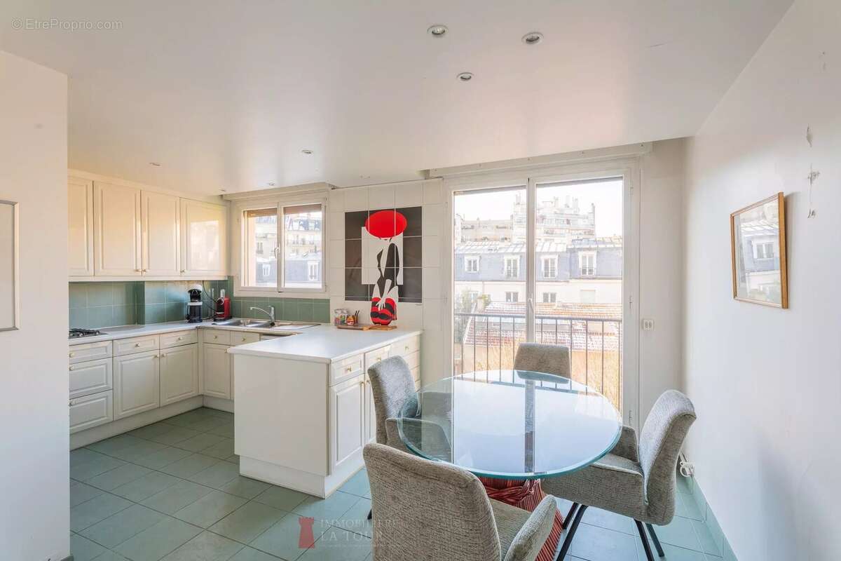 Appartement à PARIS-16E