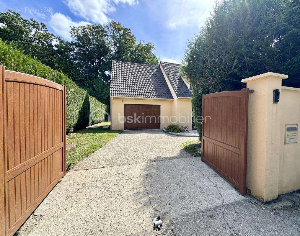 Maison à CHAUCONIN-NEUFMONTIERS