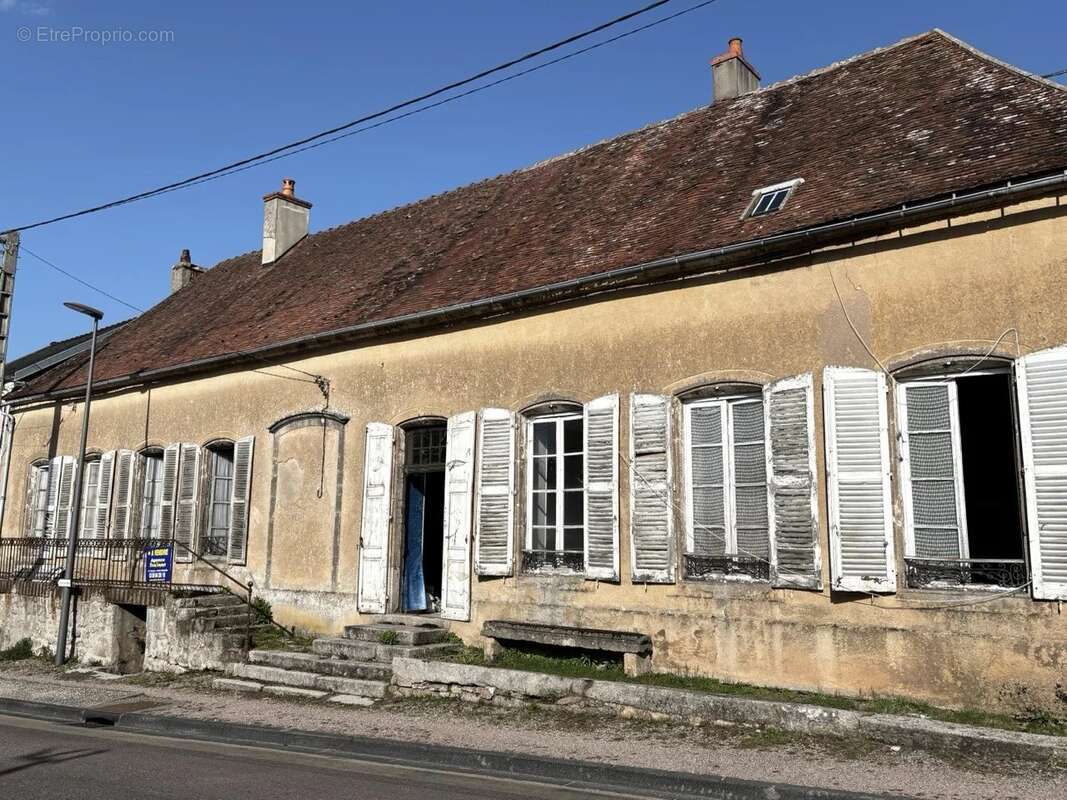 Maison à LA ROCHE-EN-BRENIL