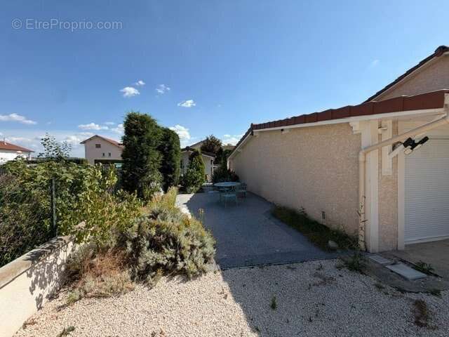 Maison de caractère secteur Veauche – 147 m² sur terrain clos et arboré de 810 m² - photo 4