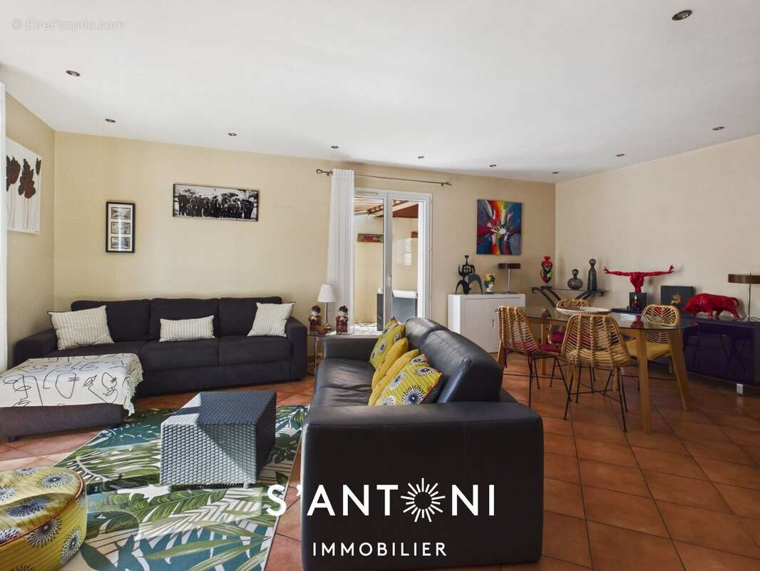 MÈZE  Maison T4 de plain-pied 4 faces avec piscine chauffée sur plus de 600 m² de terrain - photo 4