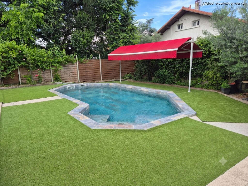 Coup de coeur : Villa familiale d'exception de 210m² - 5 chambres - Piscine -et jardin - Bron Les Genets - photo 2