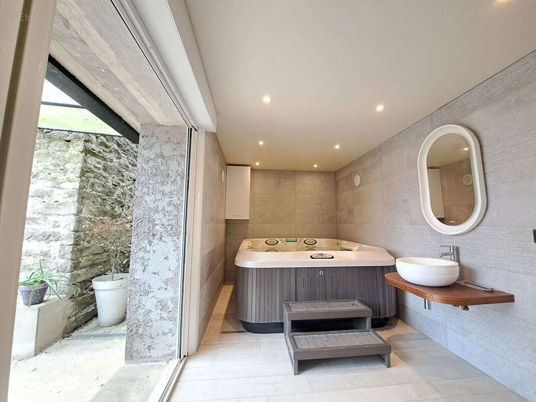 Maison à LES ECRENNES