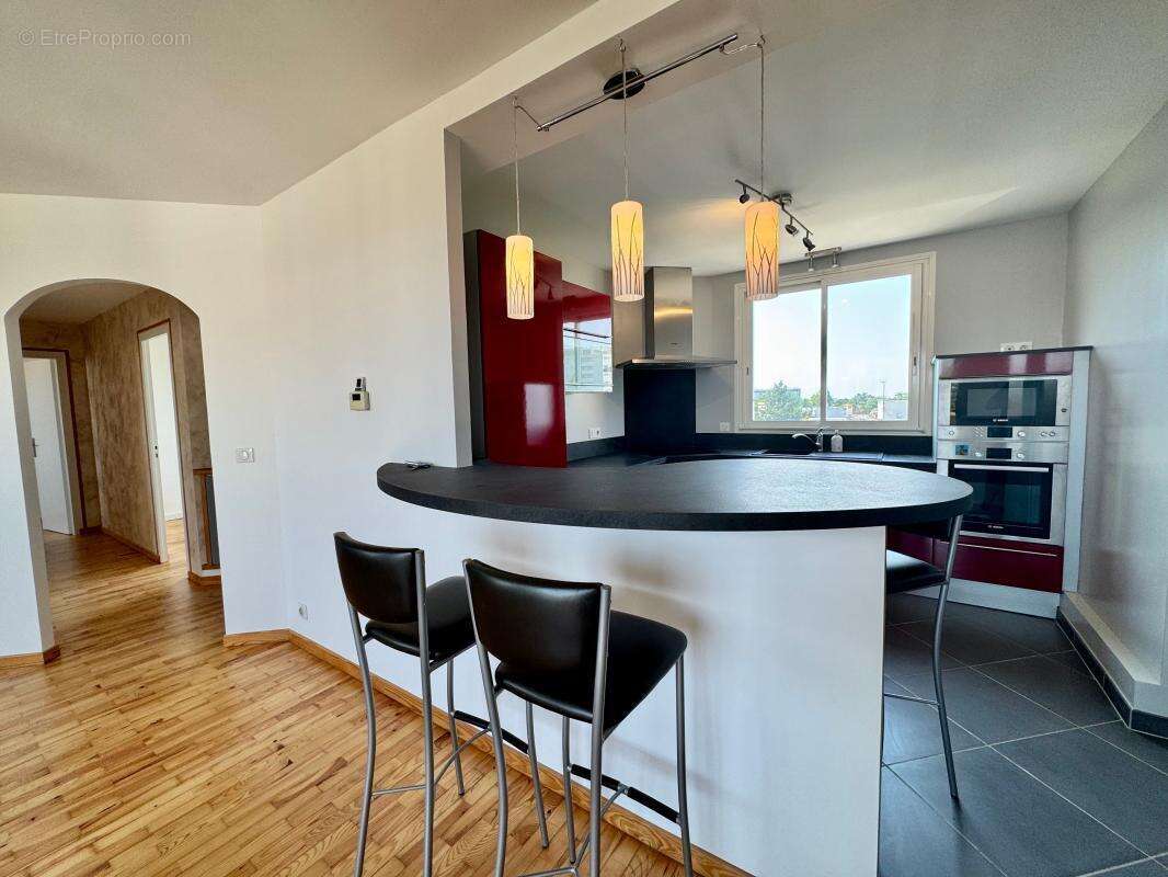 T4 rénové de 82 m² – Dernier étage, vue dégagée, ascenseur et garage - photo 6