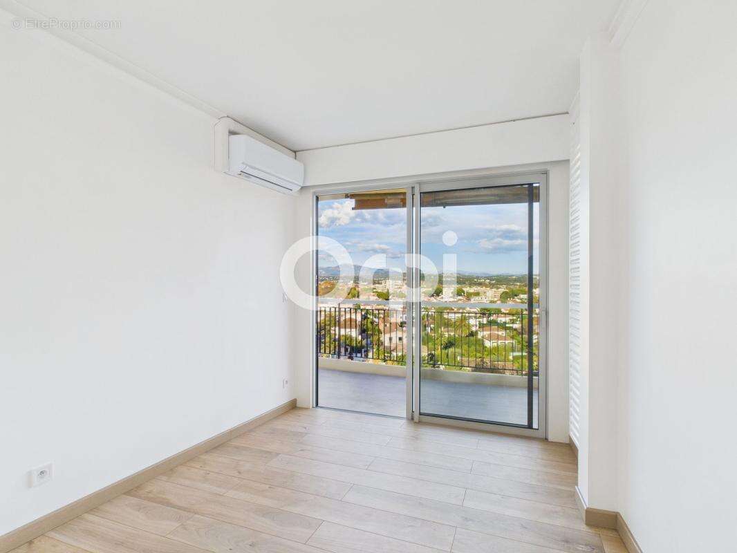 Cannes marina - renove - etage eleve - t4 traversant - orientation sud ouest nord - photo 14
